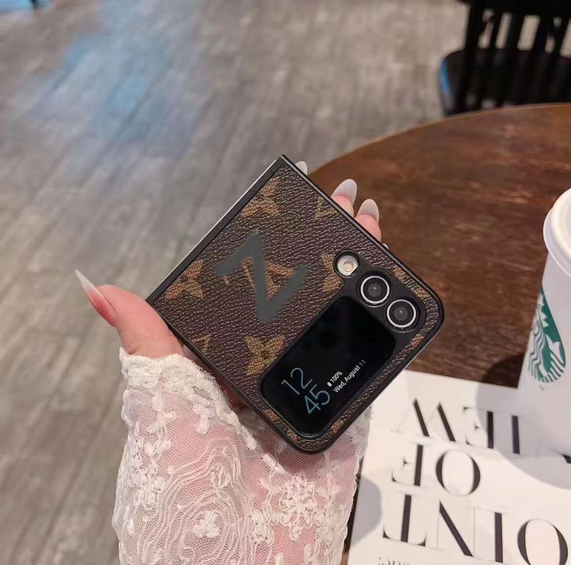 スマホケース  高級感   ダブルV  Galaxy Z Flip 専用  耐衝撃・防振性能に優れ、高級感あふれるスマホケースで、iPhone に対応
