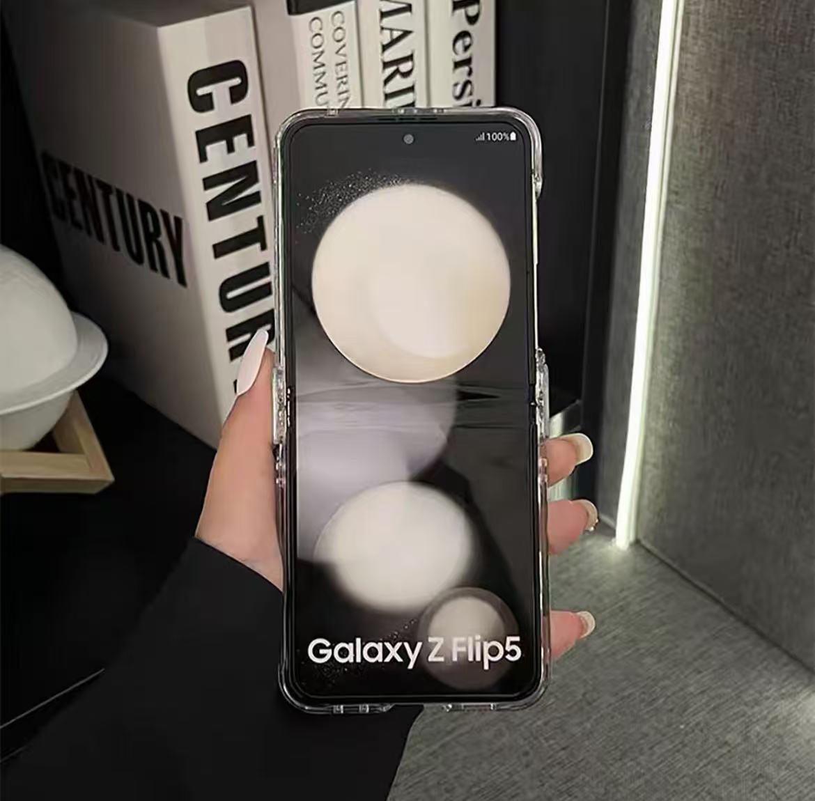 スマホケース  シンプルな   ダブルV  Galaxy Z Flip 専用  耐衝撃・防振性能に優れ、高級感あふれるスマホケースで、iPhone に対応