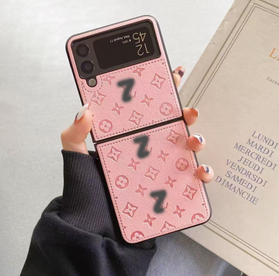 スマホケース  高級感   ダブルV  Galaxy Z Flip 専用  耐衝撃・防振性能に優れ、高級感あふれるスマホケースで、iPhone に対応