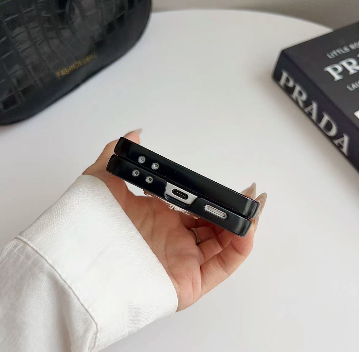 スマホケース  高級感   ダブルPRA**  Galaxy Z Flip 専用  耐衝撃・防振性能に優れ、高級感あふれるスマホケースで、iPhone に対応