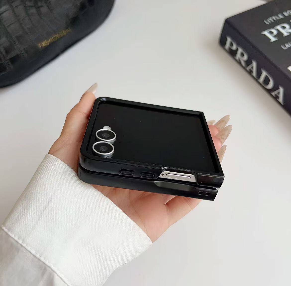 スマホケース  高級感   ダブルPRA**  Galaxy Z Flip 専用  耐衝撃・防振性能に優れ、高級感あふれるスマホケースで、iPhone に対応