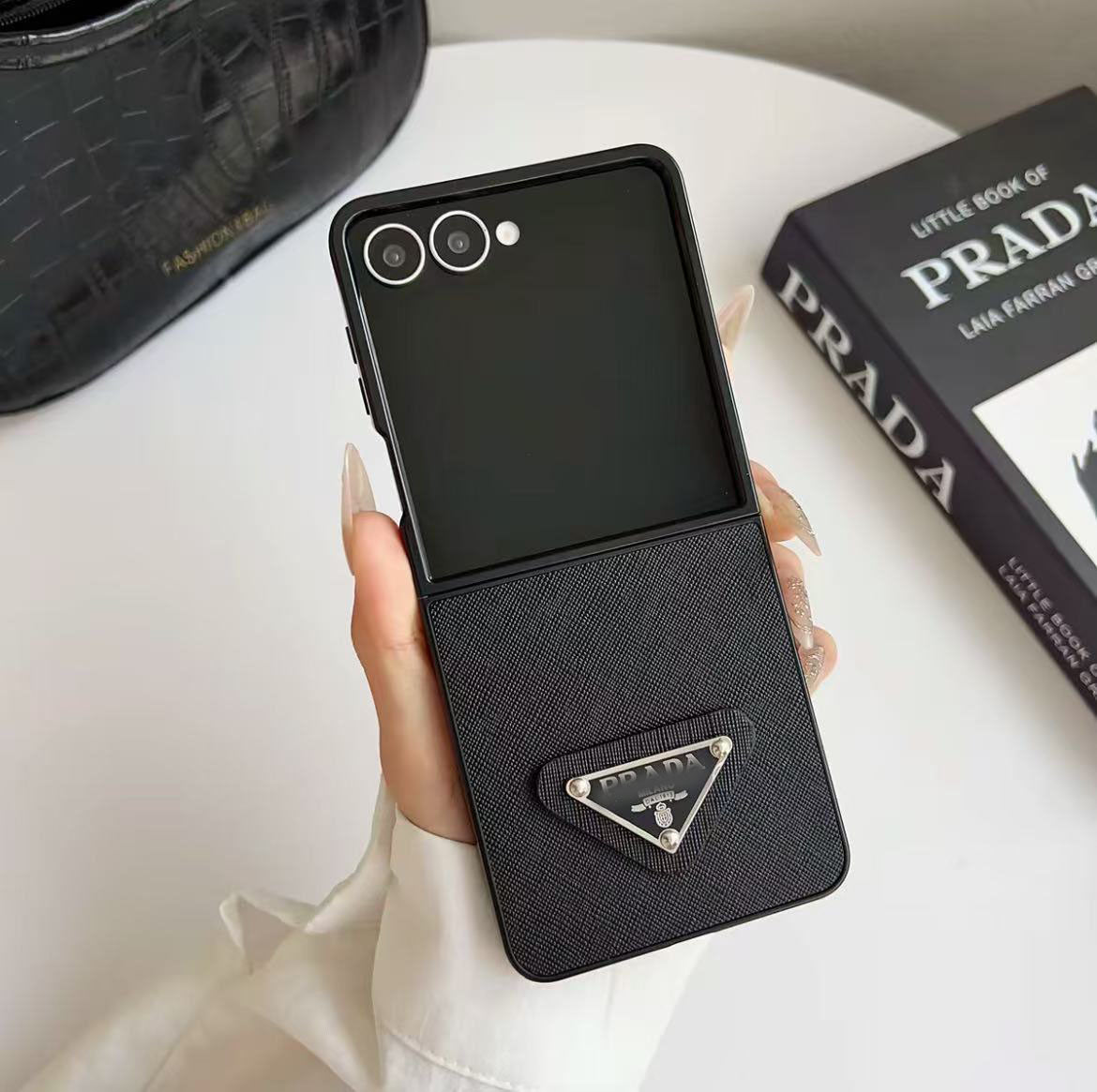 スマホケース  高級感   ダブルPRA**  Galaxy Z Flip 専用  耐衝撃・防振性能に優れ、高級感あふれるスマホケースで、iPhone に対応