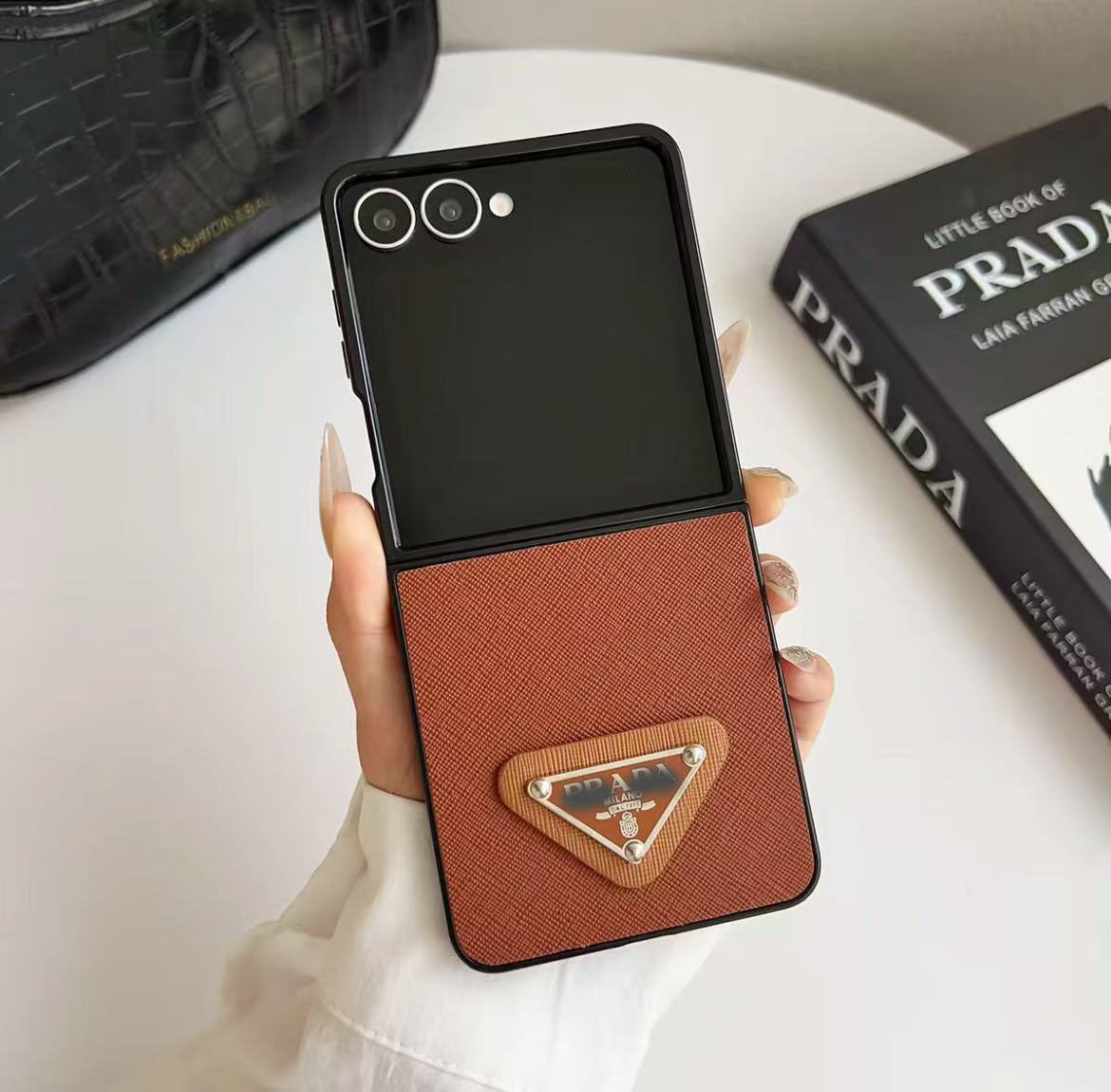 スマホケース  高級感   ダブルPRA**  Galaxy Z Flip 専用  耐衝撃・防振性能に優れ、高級感あふれるスマホケースで、iPhone に対応