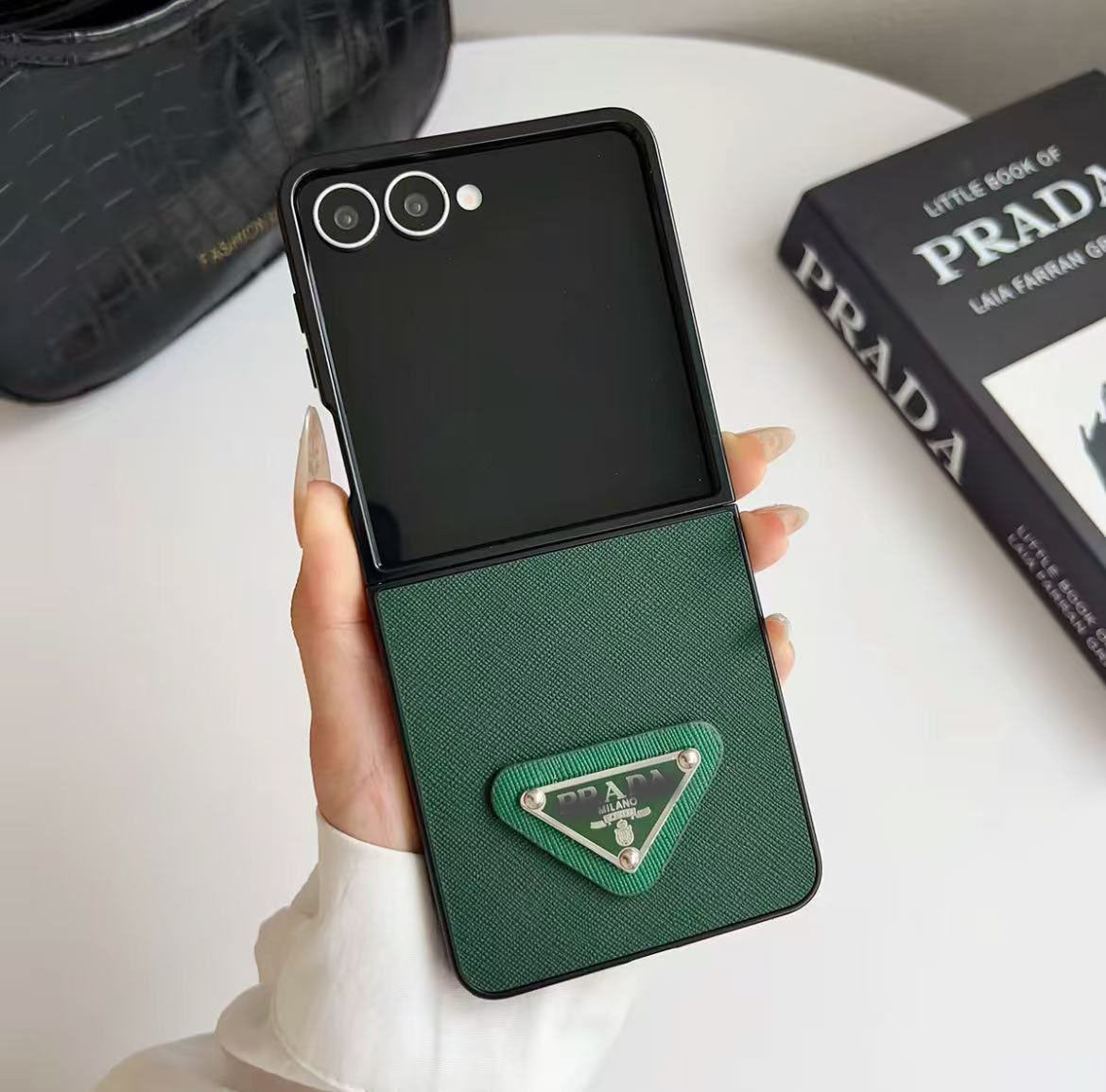 スマホケース  高級感   ダブルPRA**  Galaxy Z Flip 専用  耐衝撃・防振性能に優れ、高級感あふれるスマホケースで、iPhone に対応
