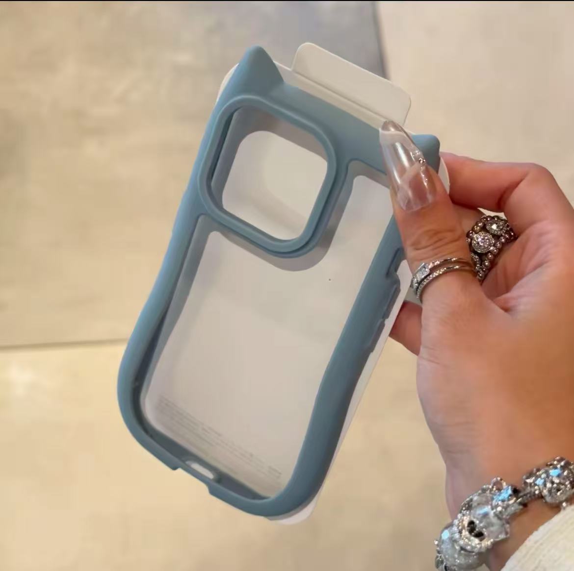 【期間限定セール】 スマホケース  可愛い立体猫ちゃんの耳　 耐衝撃・防振性能に優れ、高級感あふれるスマホケースで、iPhone に対応