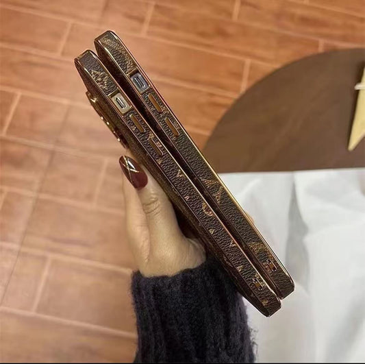 スマホケース  高級感メッキスマホケース  ダブルＶ 耐衝撃・防振性能に優れ、高級感あふれるスマホケースで、iPhone に対応