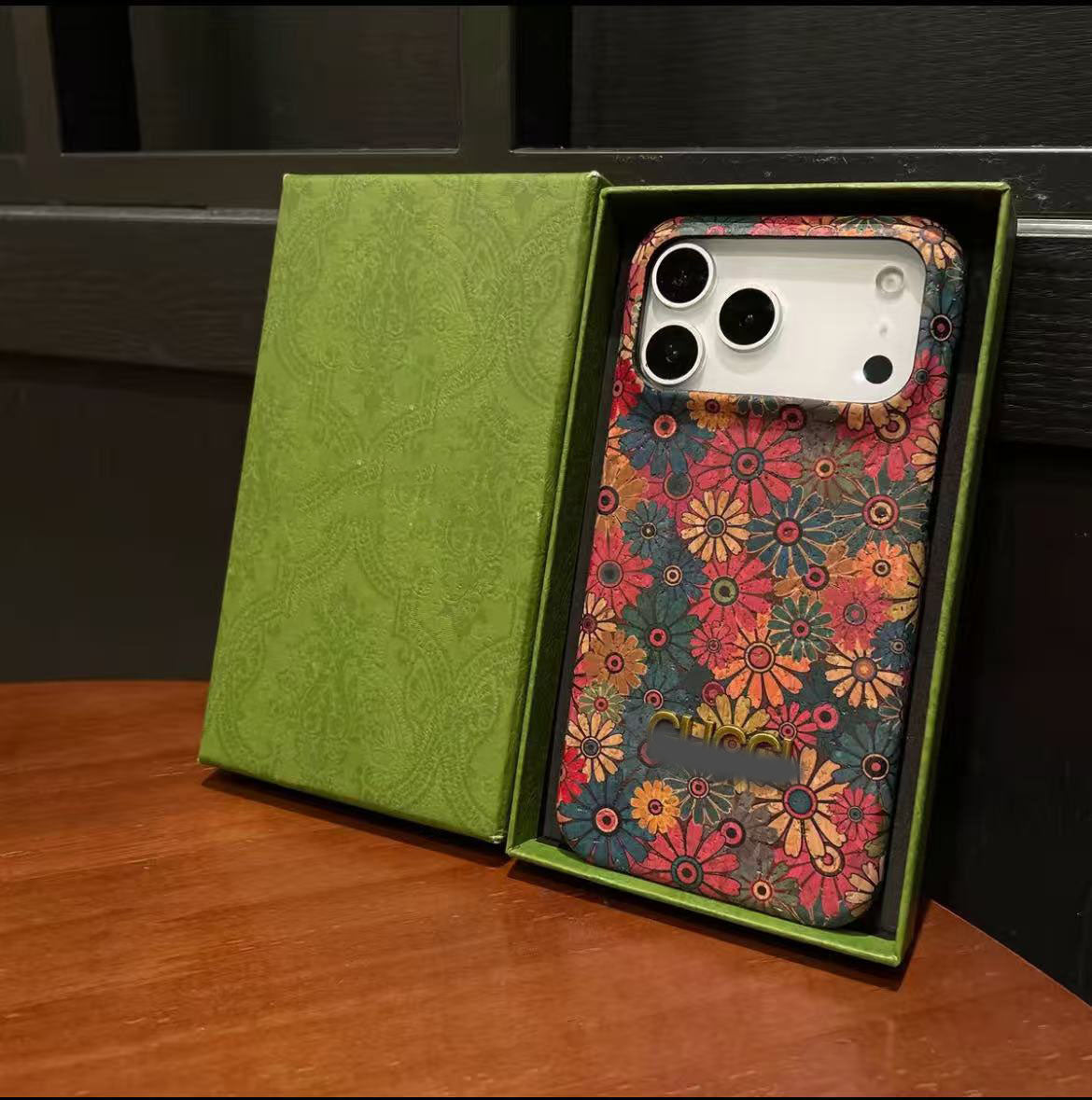 スマホケース  高級感  ダブルG 耐衝撃・防振性能に優れ、高級感あふれるスマホケースで、iPhone12~17 に対応