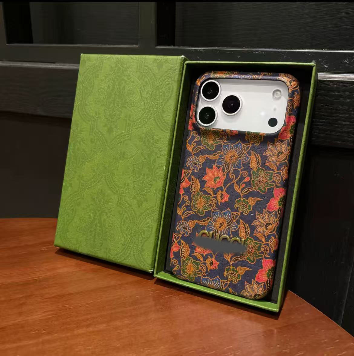 スマホケース  高級感  ダブルG 耐衝撃・防振性能に優れ、高級感あふれるスマホケースで、iPhone12~17 に対応