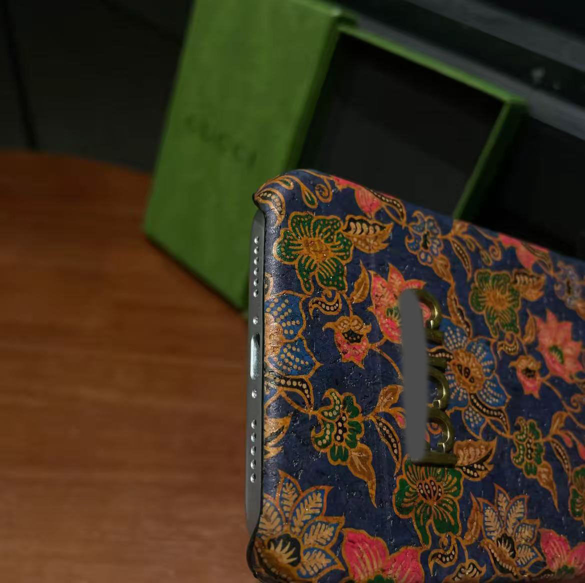 スマホケース  高級感  ダブルG 耐衝撃・防振性能に優れ、高級感あふれるスマホケースで、iPhone12~17 に対応