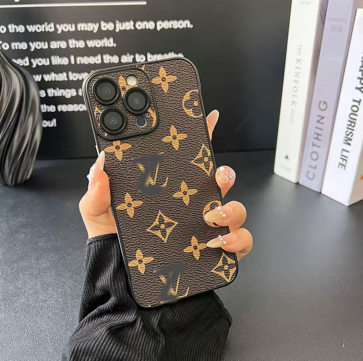 スマホケース  高級感ノーボーダーマホケース  ダブルＶ 耐衝撃・防振性能に優れ、高級感あふれるスマホケースで、iPhone13~16 に対応