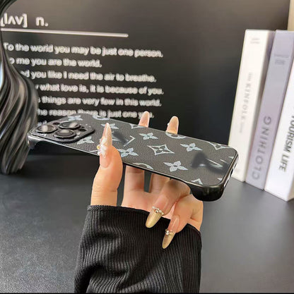 スマホケース  高級感ノーボーダーマホケース  ダブルＶ 耐衝撃・防振性能に優れ、高級感あふれるスマホケースで、iPhone13~16 に対応