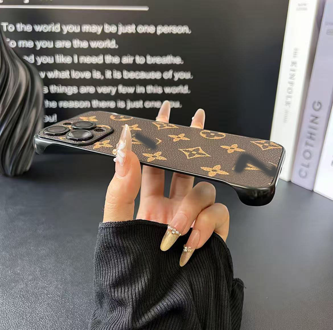 スマホケース  高級感ノーボーダーマホケース  ダブルＶ 耐衝撃・防振性能に優れ、高級感あふれるスマホケースで、iPhone13~16 に対応