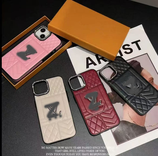 スマホケース  高級感 ラムスキン素材  ダブルＶ 耐衝撃・防振性能に優れ、高級感あふれるスマホケースで、iPhone に対応