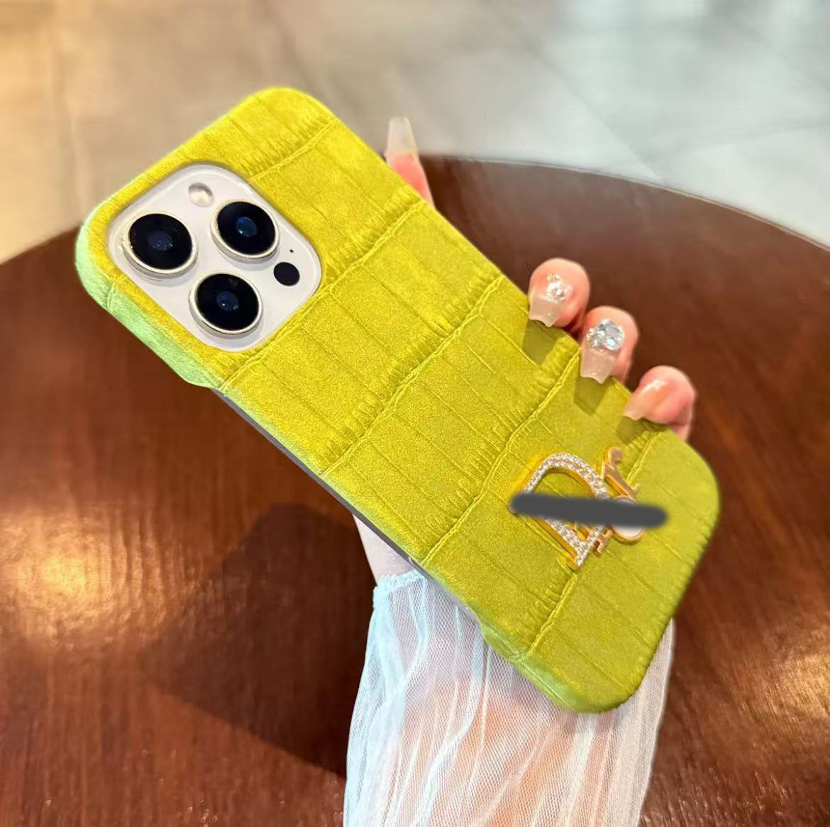 スマホケース  ベルベット高級感  ダブルDi**  耐衝撃・防振性能に優れ、高級感あふれるスマホケースで、iPhone に対応