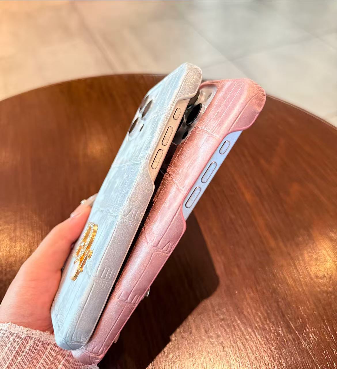 スマホケース  ベルベット高級感  ダブルDi**  耐衝撃・防振性能に優れ、高級感あふれるスマホケースで、iPhone に対応