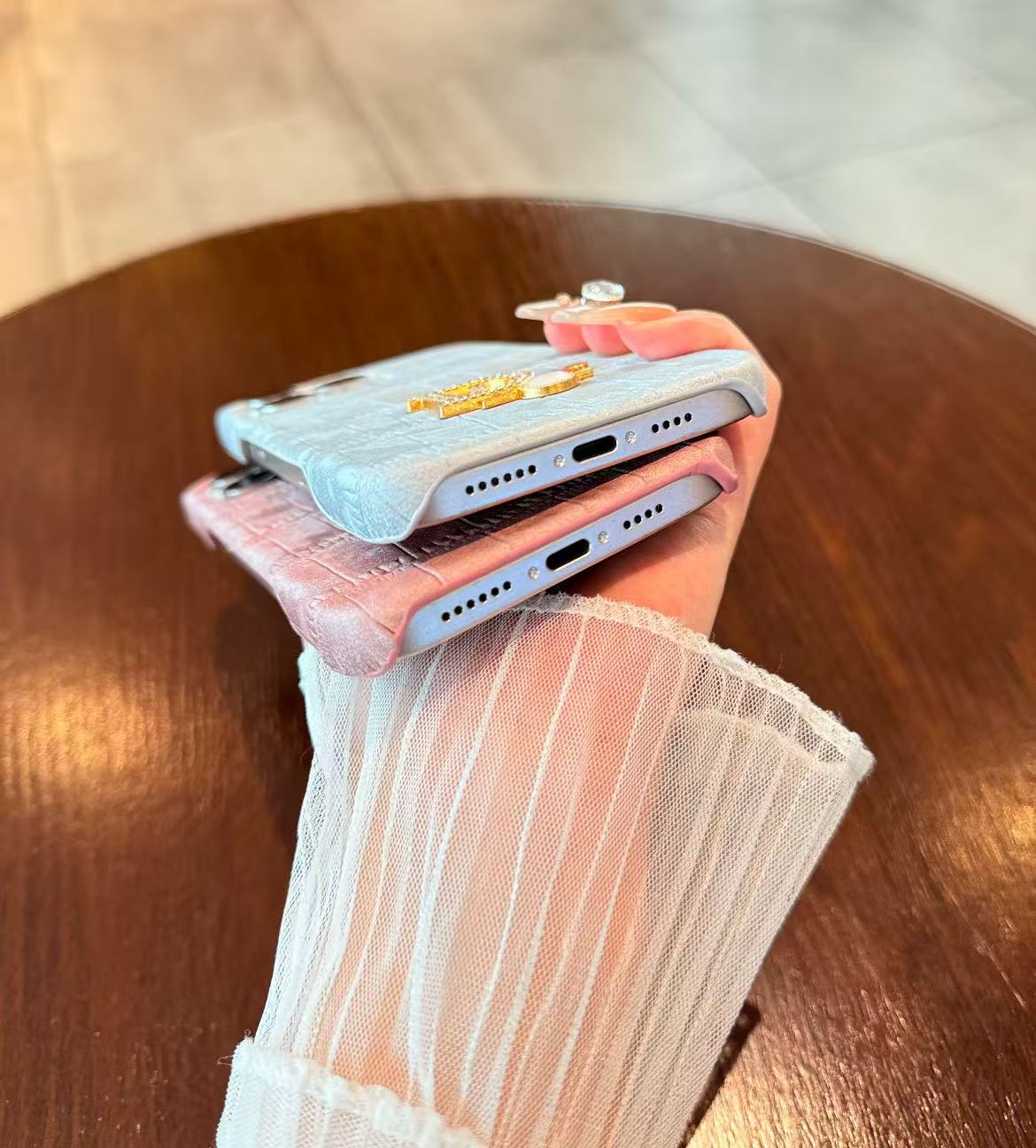 スマホケース  ベルベット高級感  ダブルDi**  耐衝撃・防振性能に優れ、高級感あふれるスマホケースで、iPhone に対応