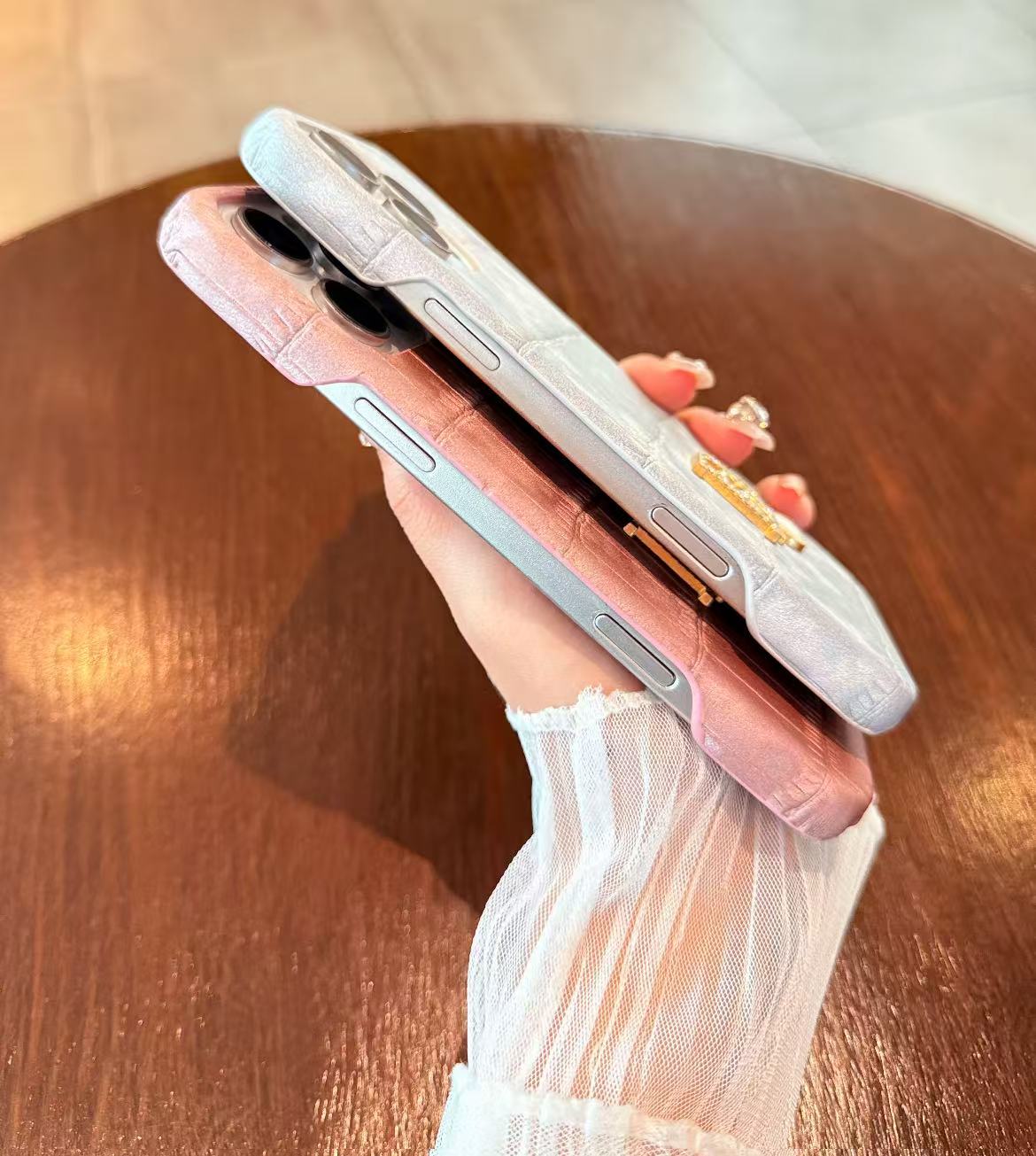 スマホケース  ベルベット高級感  ダブルDi**  耐衝撃・防振性能に優れ、高級感あふれるスマホケースで、iPhone に対応