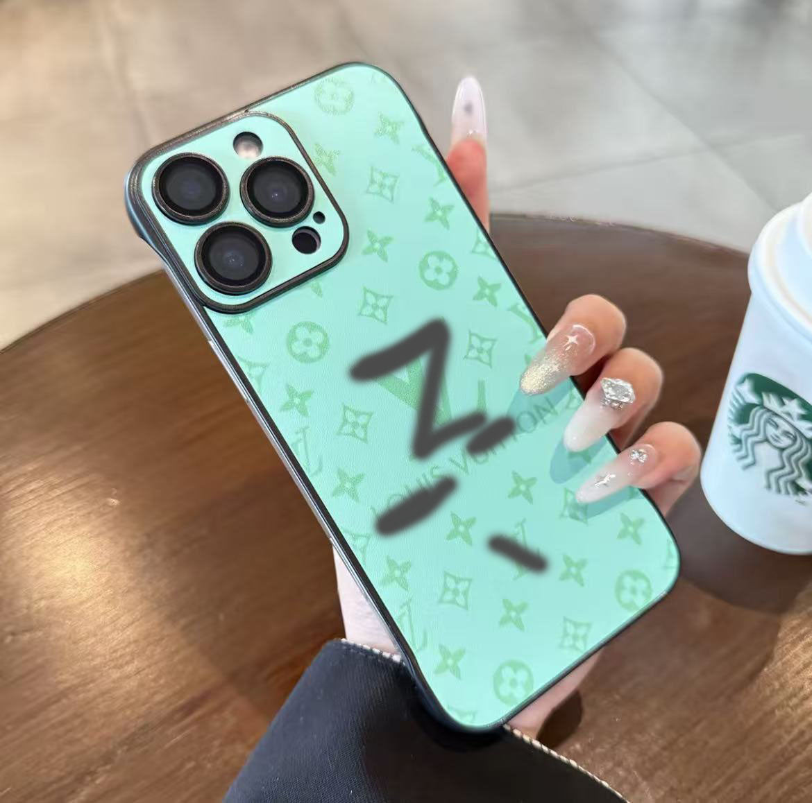 スマホケース  高級感ノーボーダーマホケース  ダブルＶ 耐衝撃・防振性能に優れ、高級感あふれるスマホケースで、iPhone12~17 に対応