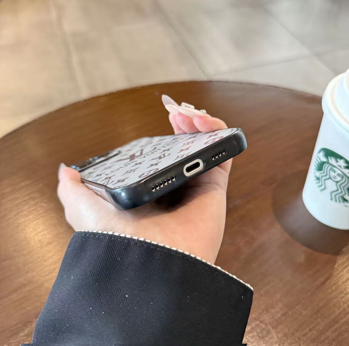 スマホケース  高級感ノーボーダーマホケース  ダブルＶ 耐衝撃・防振性能に優れ、高級感あふれるスマホケースで、iPhone12~17 に対応