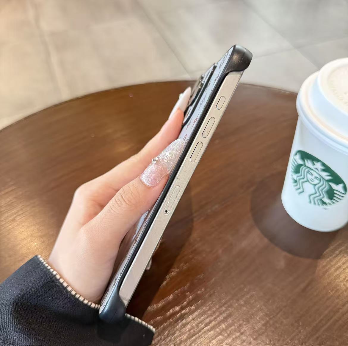 スマホケース  高級感ノーボーダーマホケース  ダブルＶ 耐衝撃・防振性能に優れ、高級感あふれるスマホケースで、iPhone12~17 に対応