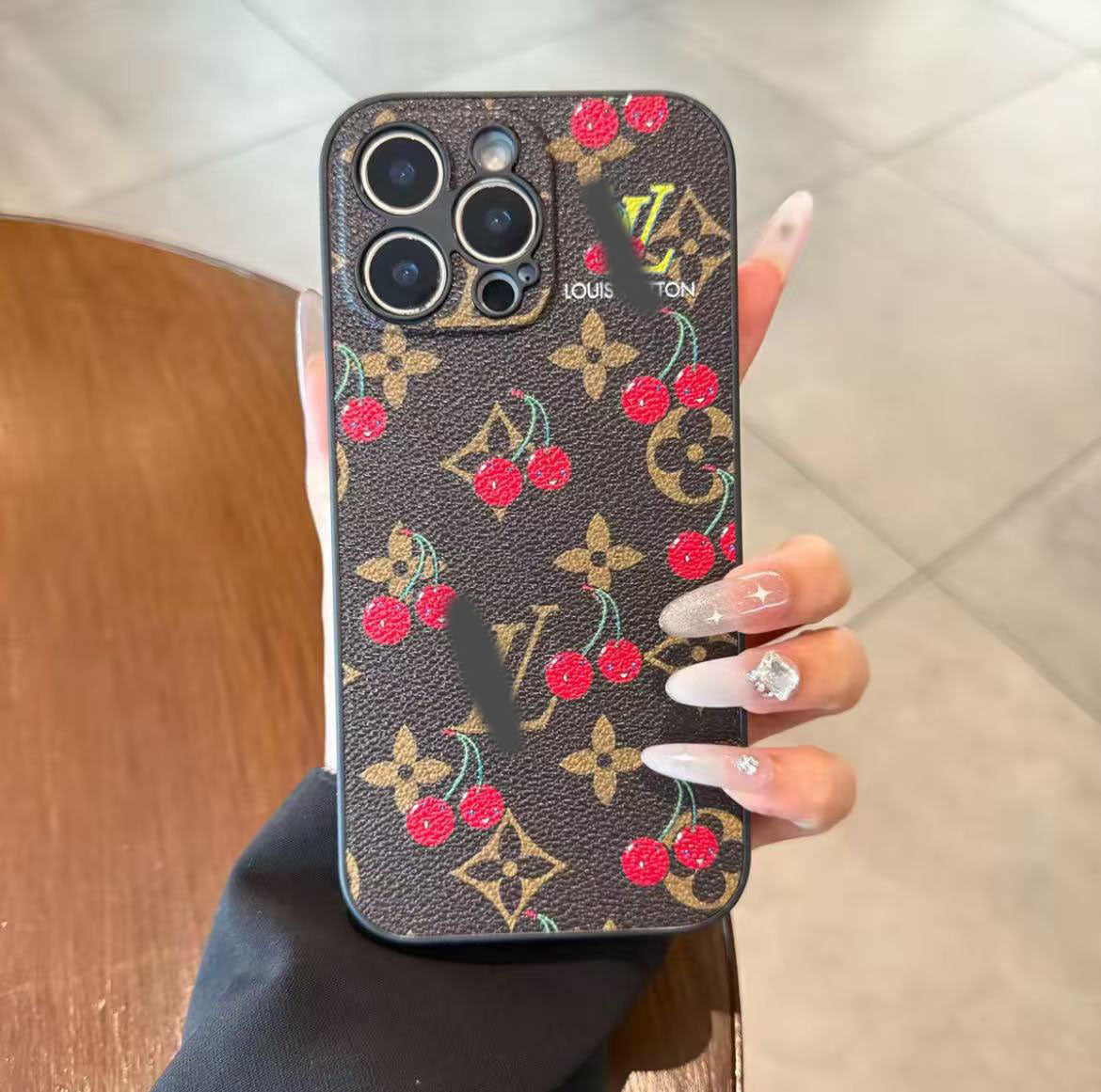 スマホケース  高級感 カートゥーングラフィティ ダブルV 耐衝撃・防振性能に優れ、高級感あふれるスマホケースで、iPhone14~17 に対応