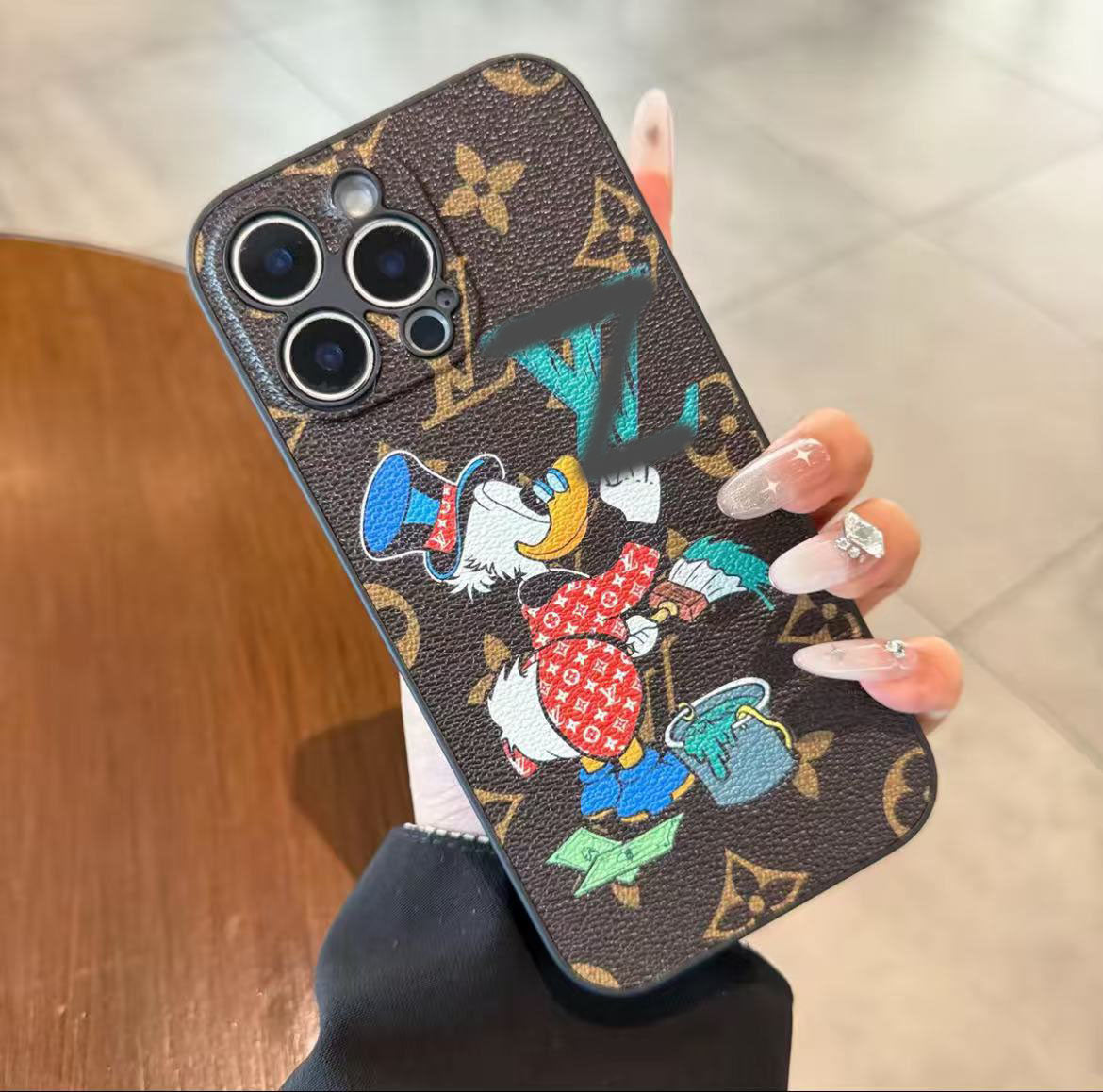 スマホケース  高級感 カートゥーングラフィティ ダブルV 耐衝撃・防振性能に優れ、高級感あふれるスマホケースで、iPhone14~17 に対応