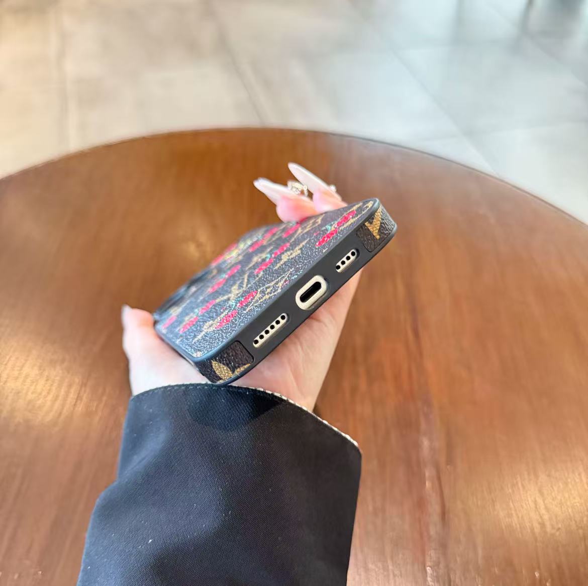 スマホケース  高級感 カートゥーングラフィティ ダブルV 耐衝撃・防振性能に優れ、高級感あふれるスマホケースで、iPhone14~17 に対応