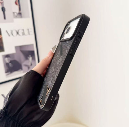 スマホケース  高級感 黒ロゴ ダブルV 耐衝撃・防振性能に優れ、高級感あふれるスマホケースで、iPhone12~17 に対応