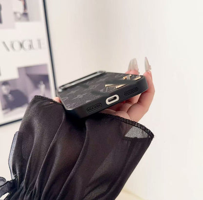 スマホケース  高級感 黒ロゴ ダブルV 耐衝撃・防振性能に優れ、高級感あふれるスマホケースで、iPhone12~17 に対応