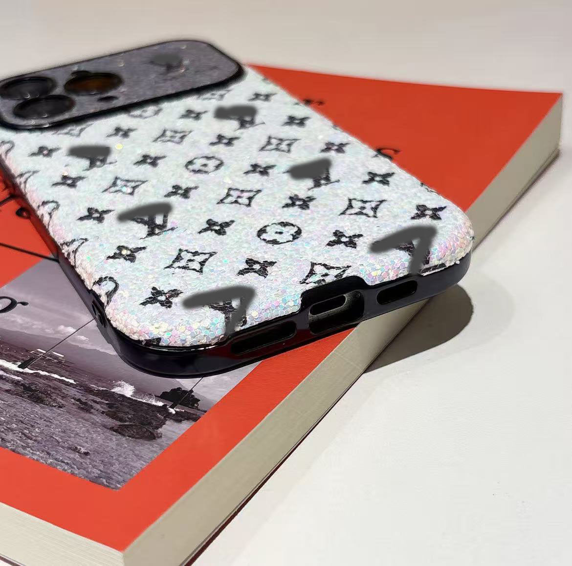 スマホケース  高級感  ダブルV 耐衝撃・防振性能に優れ、高級感あふれるスマホケースで、iPhone13~17 に対応