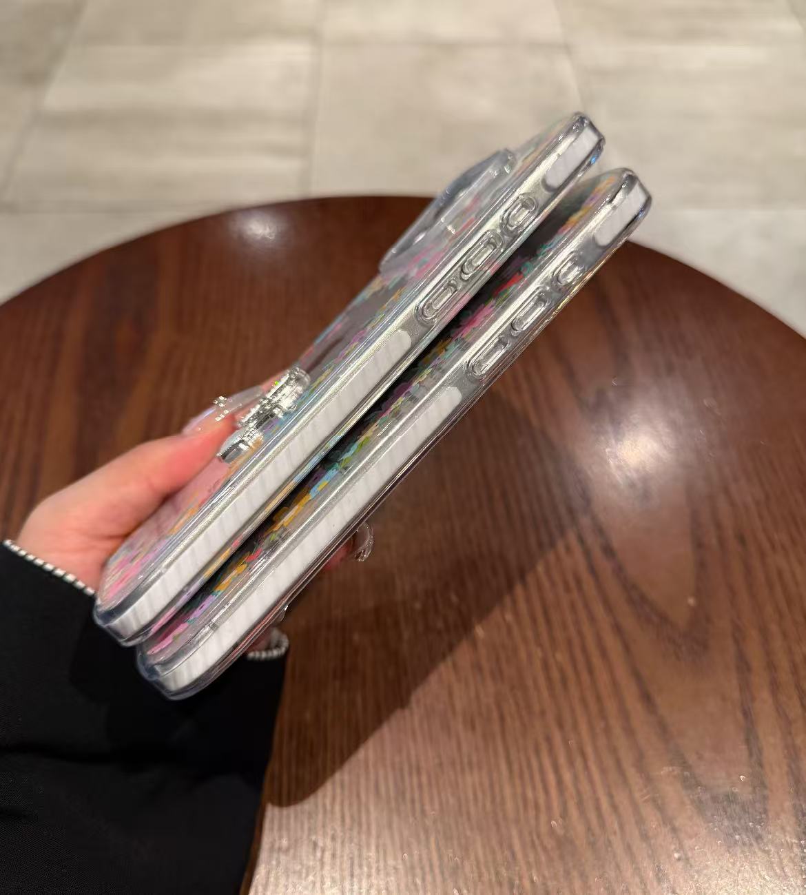 スマホケース  i高級感  ダブルG 耐衝撃・防振性能に優れ、高級感あふれるスマホケースで、iPhone13~17 に対応