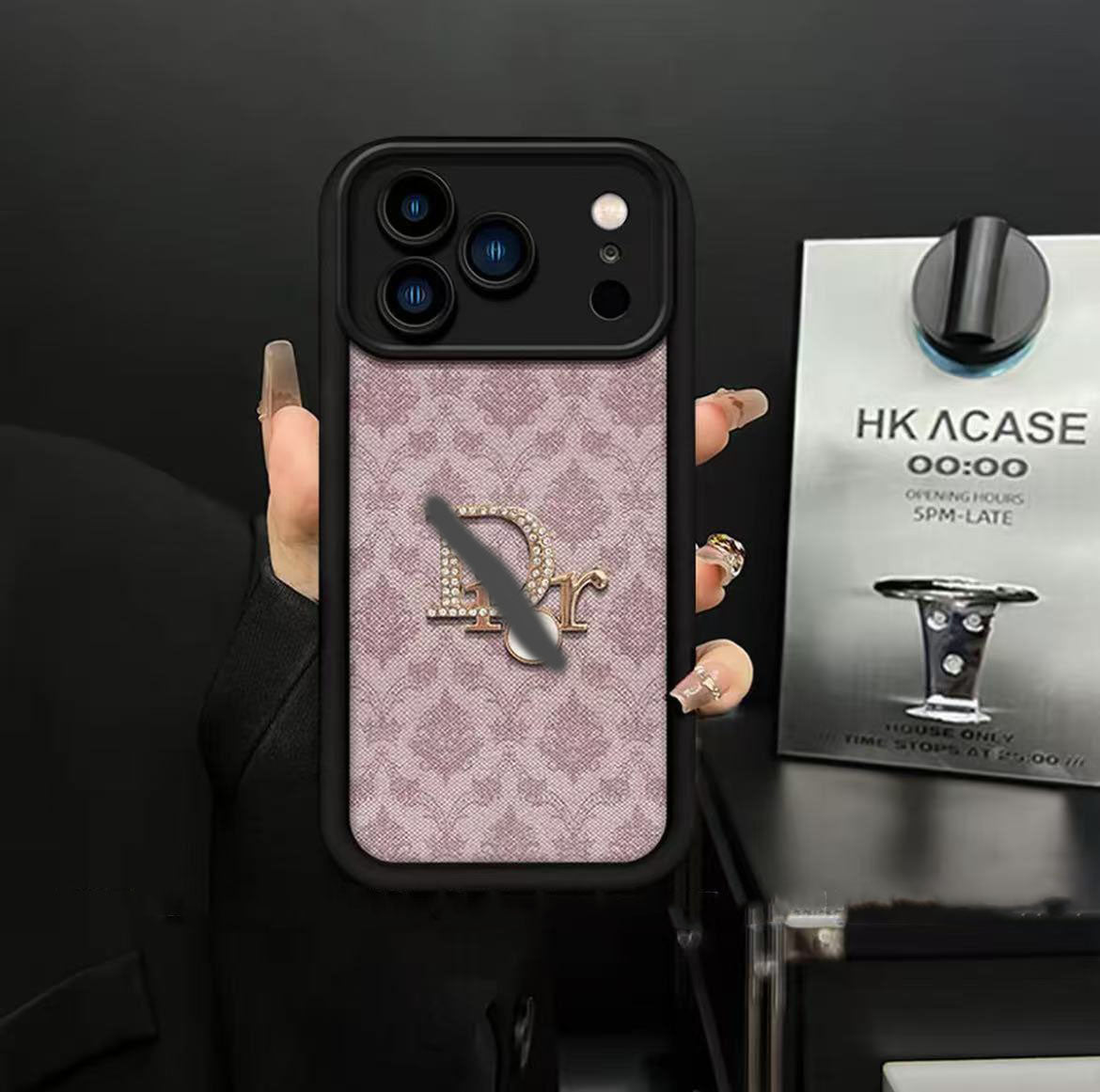 スマホケース  高級感ブレスレットを付き  ダブルDi** 耐衝撃・防振性能に優れ、高級感あふれるスマホケースで、iPhone11~17 に対応