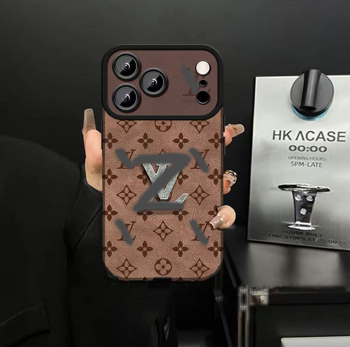 スマホケース  高級感ブレスレットを付き  ダブルV 耐衝撃・防振性能に優れ、高級感あふれるスマホケースで、iPhone11~17 に対応