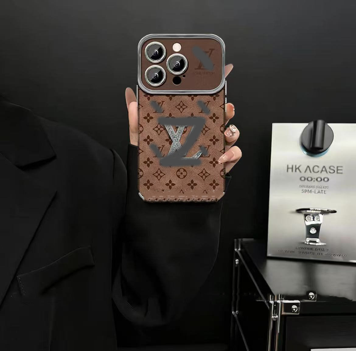 スマホケース  高級感ブレスレットを付き  ダブルV  耐衝撃・防振性能に優れ、高級感あふれるスマホケースで、iPhone11~17 に対応