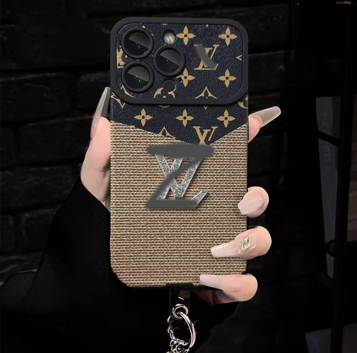 スマホケース  高級感ブレスレットを付き  ダブルV  耐衝撃・防振性能に優れ、高級感あふれるスマホケースで、iPhone11~17 に対応
