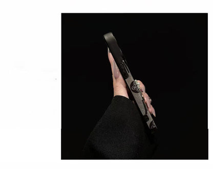 スマホケース  高級感ブレスレットを付き  ダブルV  耐衝撃・防振性能に優れ、高級感あふれるスマホケースで、iPhone11~17 に対応