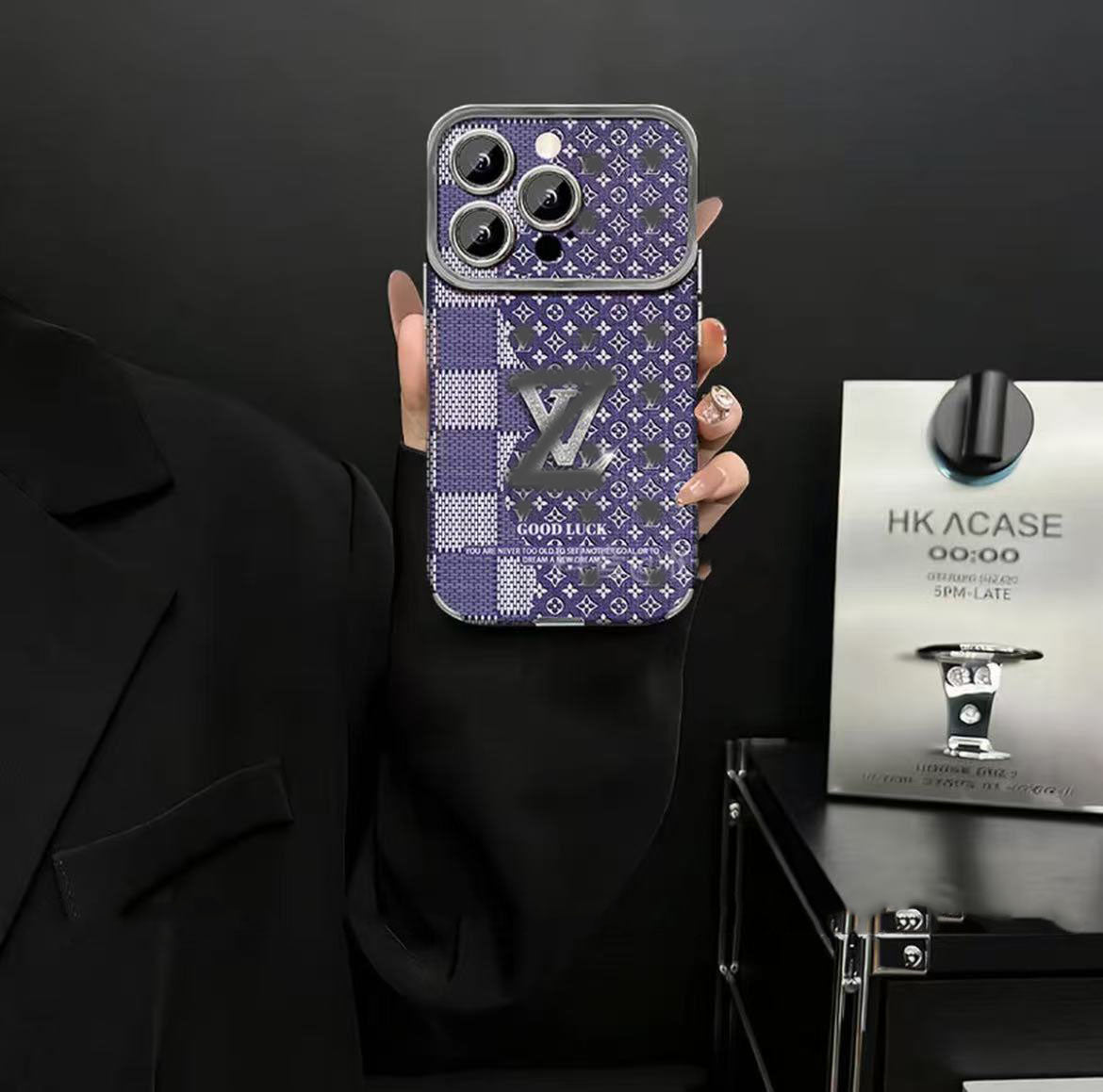 スマホケース  高級感ブレスレットを付き  ダブルV  耐衝撃・防振性能に優れ、高級感あふれるスマホケースで、iPhone11~17 に対応