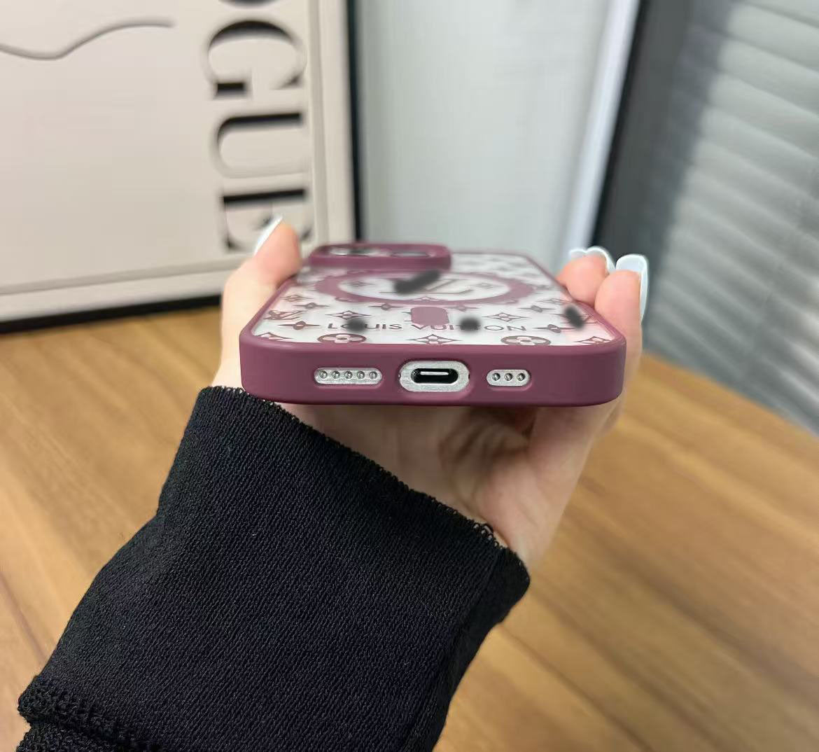 スマホケース  高級感マグネット式  ダブルV  耐衝撃・防振性能に優れ、高級感あふれるスマホケースで、iPhone11~16 に対応