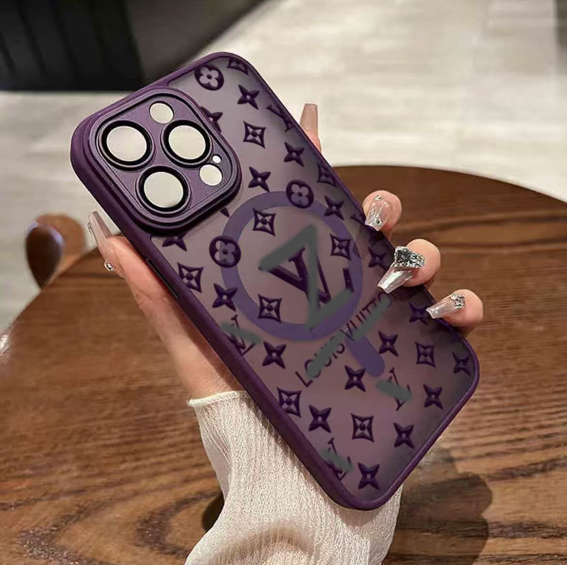 スマホケース  高級感マグネット式  ダブルV  レンズ保護付き   耐衝撃・防振性能に優れ、高級感あふれるスマホケースで、iPhone12~16 に対応