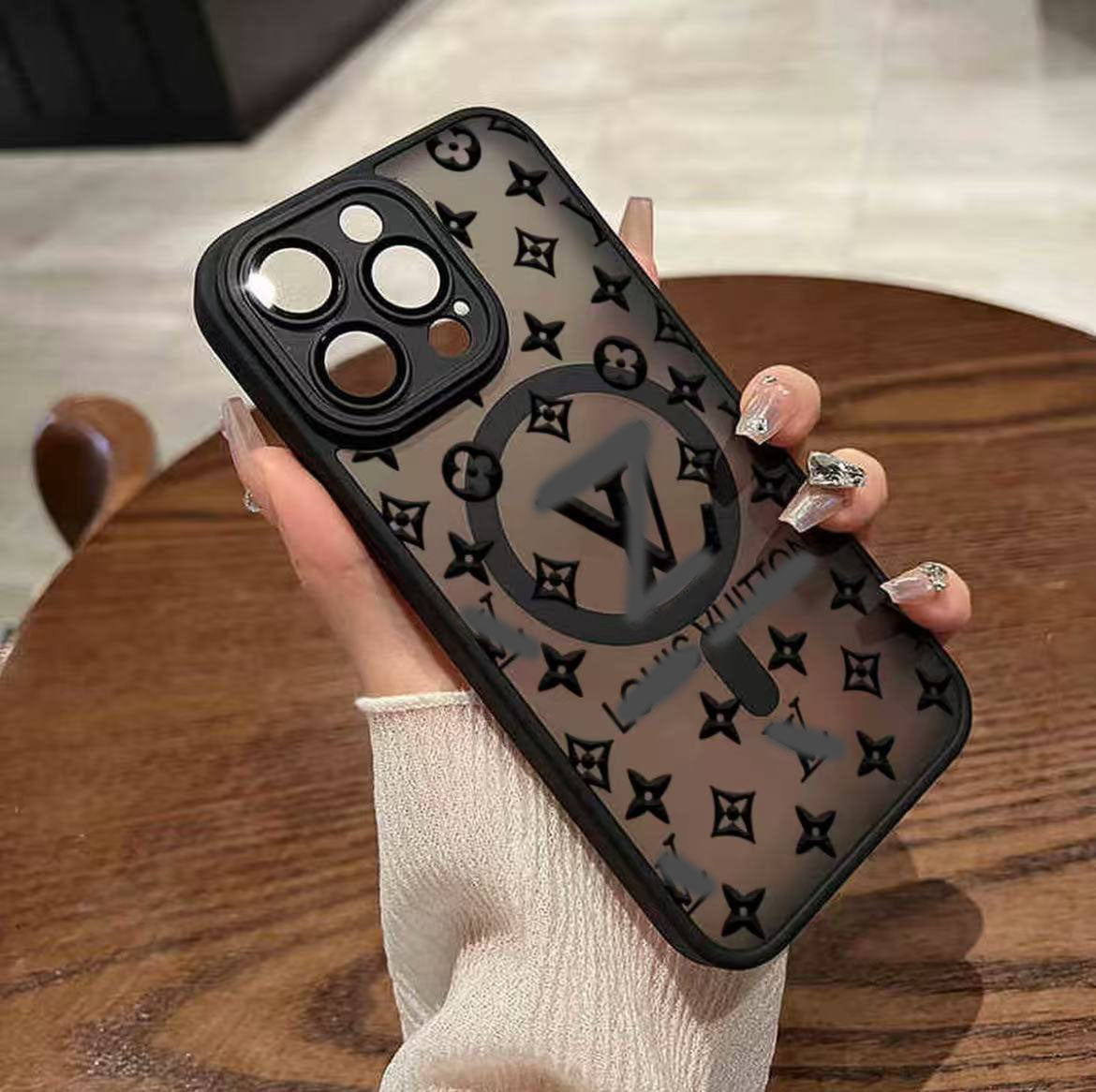 スマホケース  高級感マグネット式  ダブルV  レンズ保護付き   耐衝撃・防振性能に優れ、高級感あふれるスマホケースで、iPhone12~16 に対応