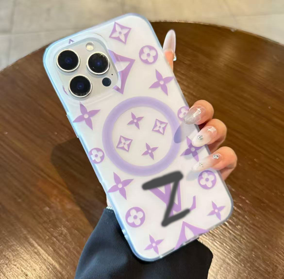 スマホケース  高級感マグネット式  ダブルV     耐衝撃・防振性能に優れ、高級感あふれるスマホケースで、iPhone13~17 に対応