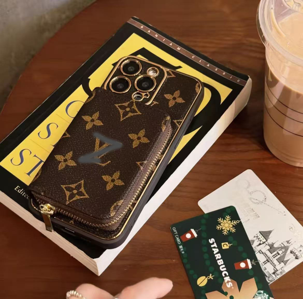 スマホケース  高級感マグネット式  ダブルV   カードスロット付き  耐衝撃・防振性能に優れ、高級感あふれるスマホケースで、iPhone12~16 に対応