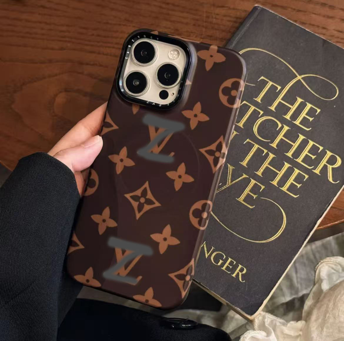 スマホケース  高級感マグネット式  ダブルV    耐衝撃・防振性能に優れ、高級感あふれるスマホケースで、iPhone13~16に対応