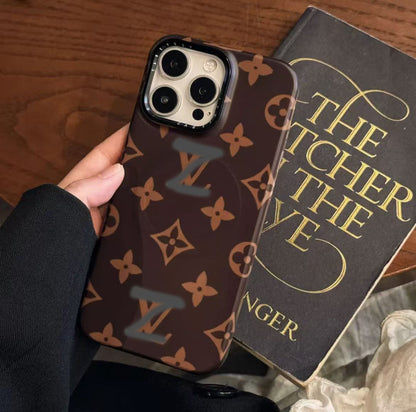 スマホケース  高級感マグネット式  ダブルV    耐衝撃・防振性能に優れ、高級感あふれるスマホケースで、iPhone13~16に対応