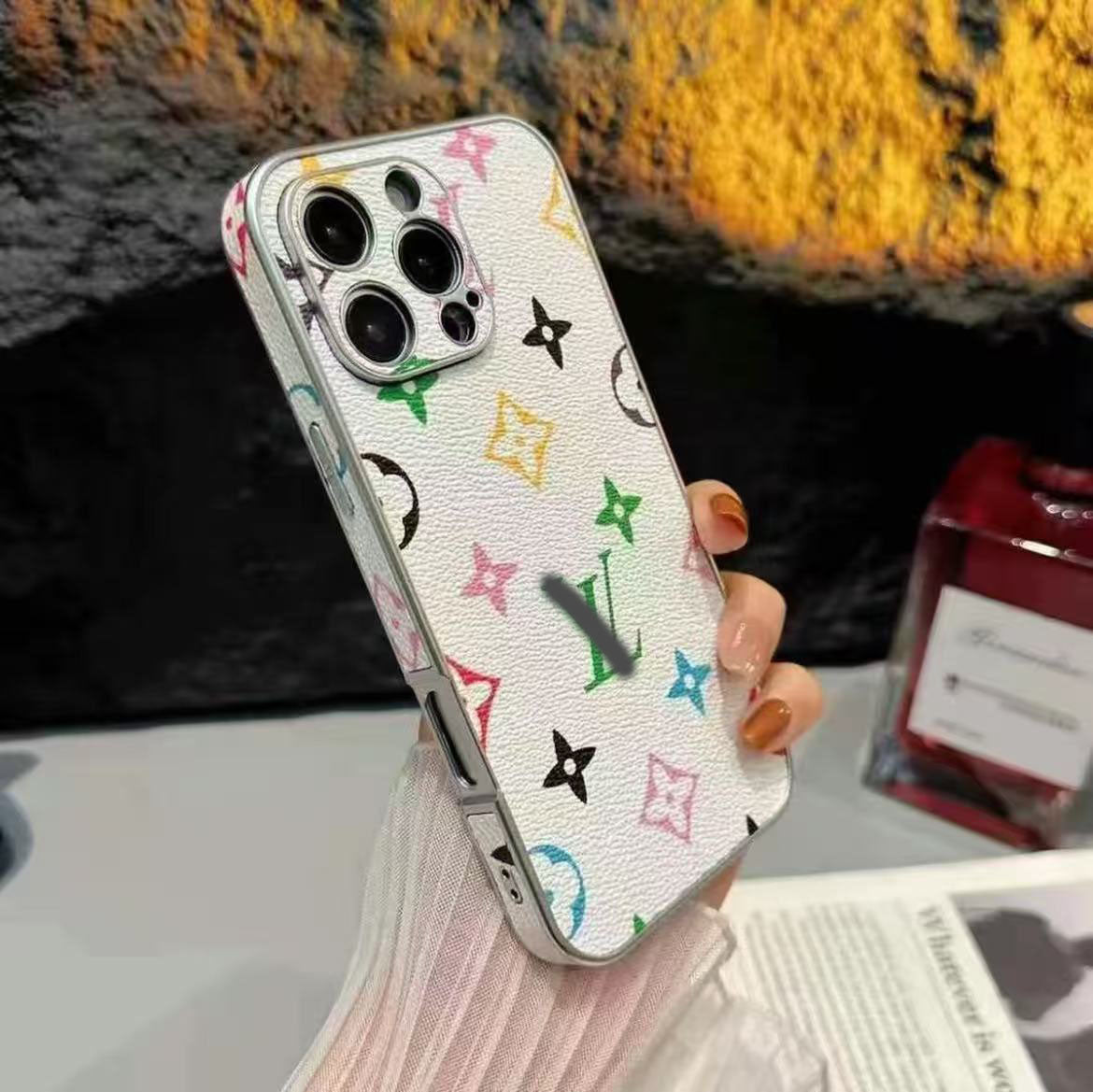 スマホケース  高級感メッキ仕様  ダブルV    耐衝撃・防振性能に優れ、高級感あふれるスマホケースで、iPhone13~16 に対応