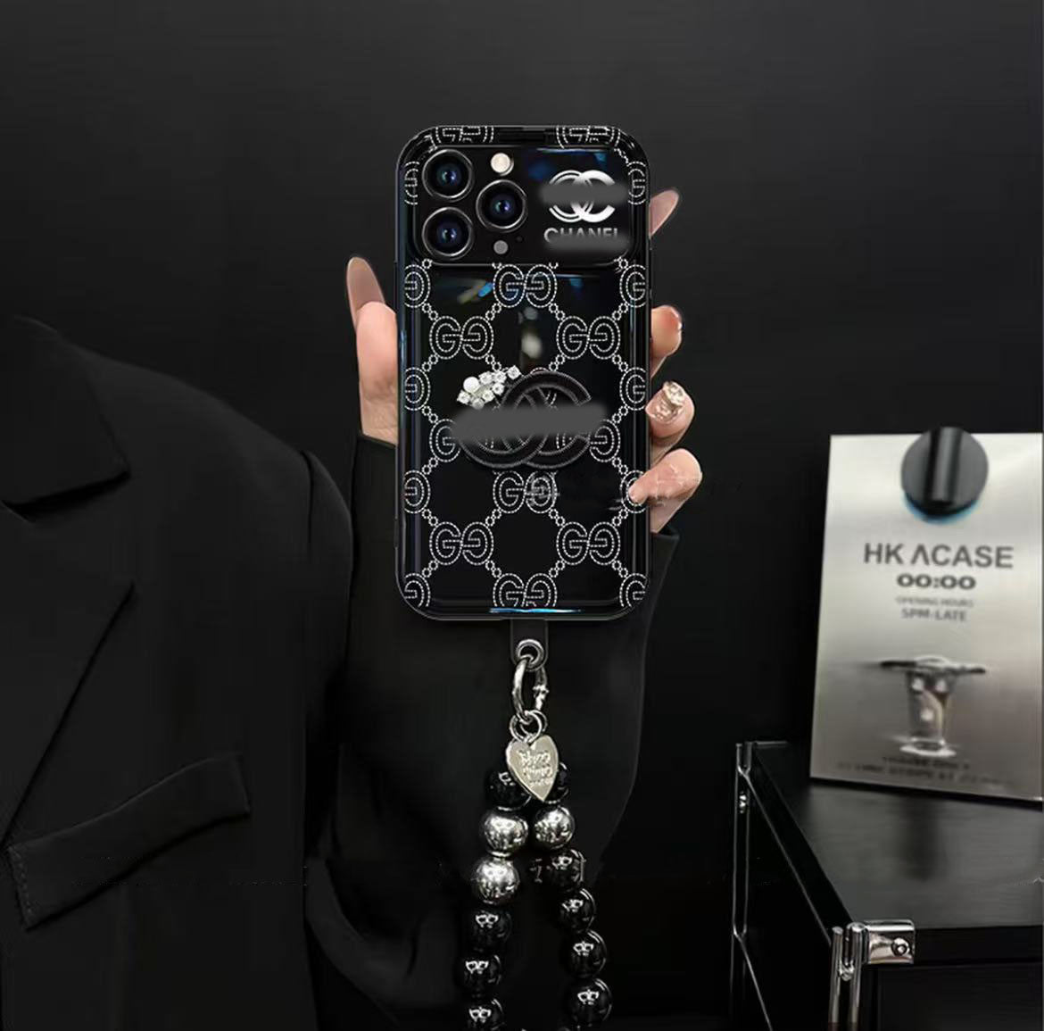 スマホケース  高級感大きな窓付き  ダブルC  ブレスレットを付き  耐衝撃・防振性能に優れ、高級感あふれるスマホケースで、iPhone11~17 に対応