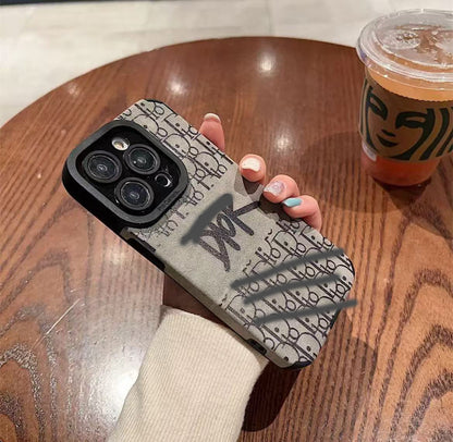 スマホケース  高級感  ダブルV&Di**  耐衝撃・防振性能に優れ、高級感あふれるスマホケースで、iPhone12~16 に対応