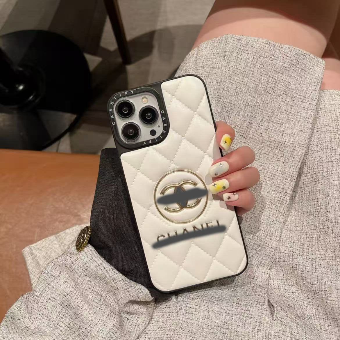 スマホケース  高級感レザー製  ダブルC  耐衝撃・防振性能に優れ、高級感あふれるスマホケースで、iPhone12~16に対応