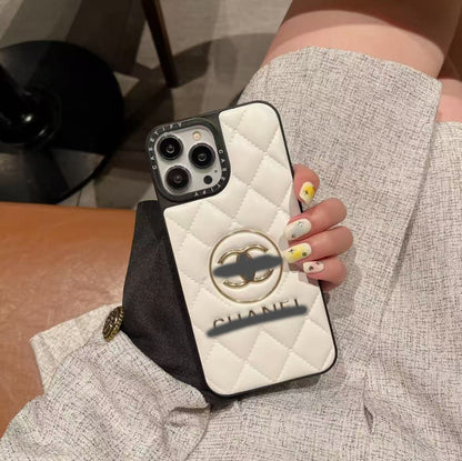 スマホケース  高級感レザー製  ダブルC  耐衝撃・防振性能に優れ、高級感あふれるスマホケースで、iPhone12~16に対応