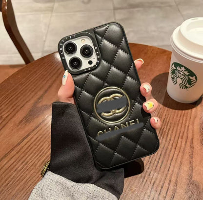 スマホケース  高級感レザー製  ダブルC  耐衝撃・防振性能に優れ、高級感あふれるスマホケースで、iPhone12~16に対応